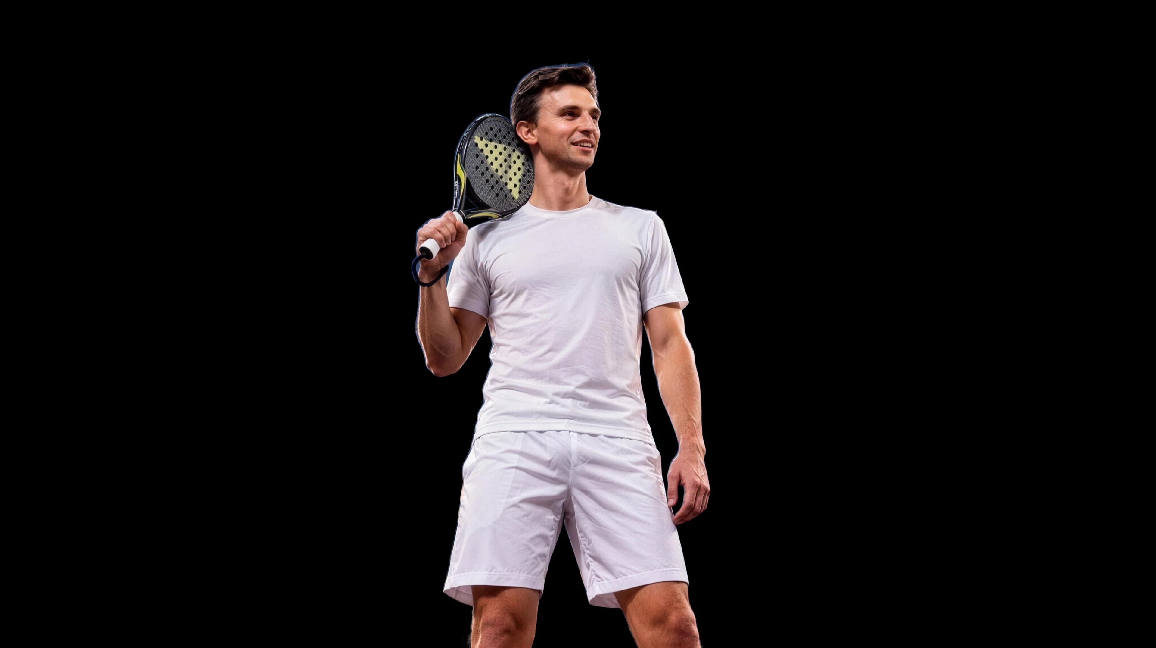 Maciek, trener Padel Globe Academy, na korcie o zmierzchu